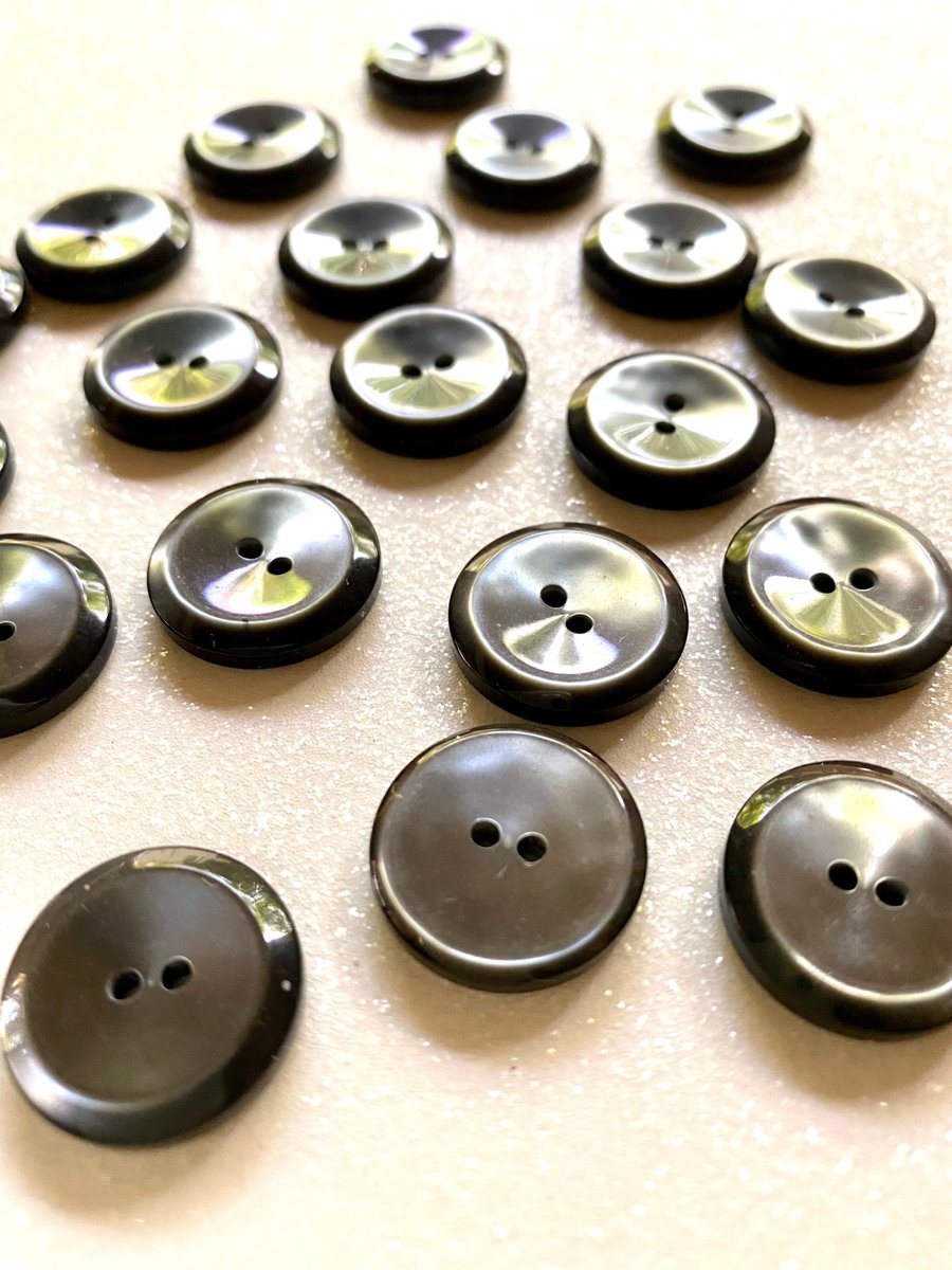 BySupply1's tweet photo. 20 Vintage 18mm small gray round 2 holes plastic buttons lot of 20 by BySupply https://t.co/N8ffqwhQXx #Etsy #bysupply #PlasticButton https://t.co/DLuRB9RARI