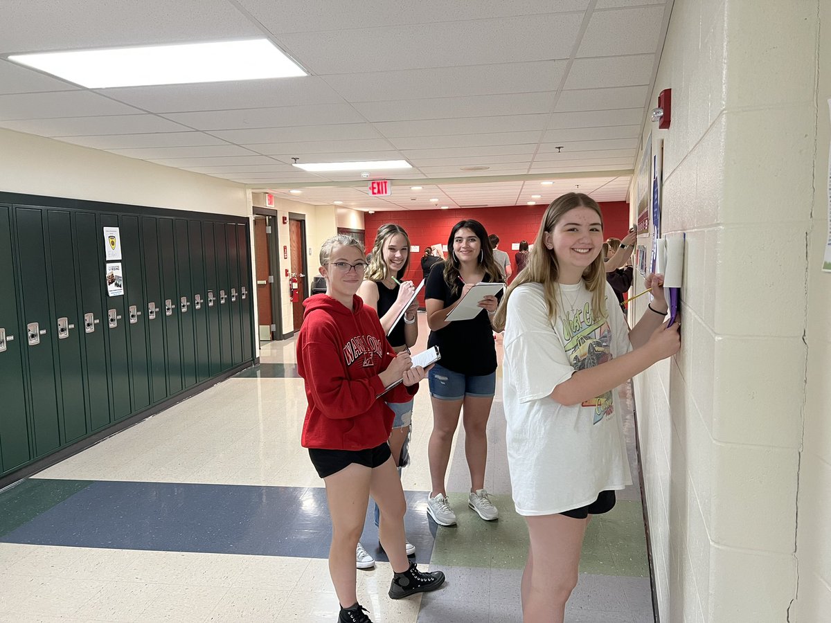 pjohnsonfox's tweet photo. French 3 actively practicing the conditional tense at their own pace. #MHSFrench @MHSIrvine @jprokop03 @MuskegoNorwaySc https://t.co/BbMYMbkxEc