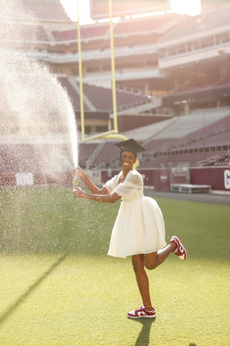 kpphilliips's tweet photo. officially official. final grades submitted and ya girl is graduating from THE Texas A&amp;M University! #tamu #tamugrad #tamu22 https://t.co/vtzvq5aY0T
