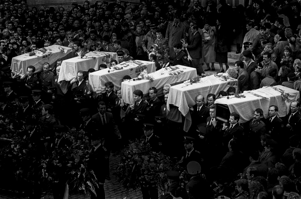 IakiArtetaOrbea's tweet photo. Esto no es poesía, señora Ministra:Terroristas ultranacionalistas de mierda, asesinaron 22 niños.

Hay que recordárselo a ciertos diputados. https://t.co/7yz7uwvsCn