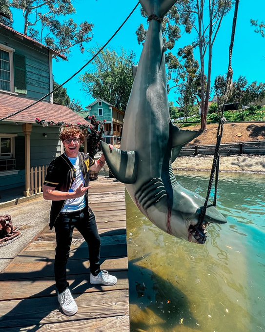 2 pic. I got to go onto the set of Jaws :D https://t.co/2pPMFdI5jc