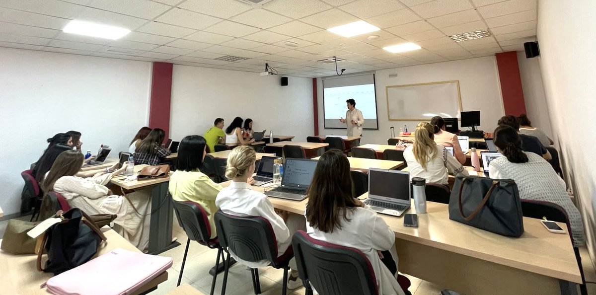a_palaccios's tweet photo. Que buen rollazo esta tarde en @EIP_Madrid hablando de #tecnologia #idealista y compartiendo con los alumnos mi experiencia en organización de eventos virtuales, presenciales #workshopidealista y #webinars online. Os deseo mucho éxito!! https://t.co/CU67bfadmc
