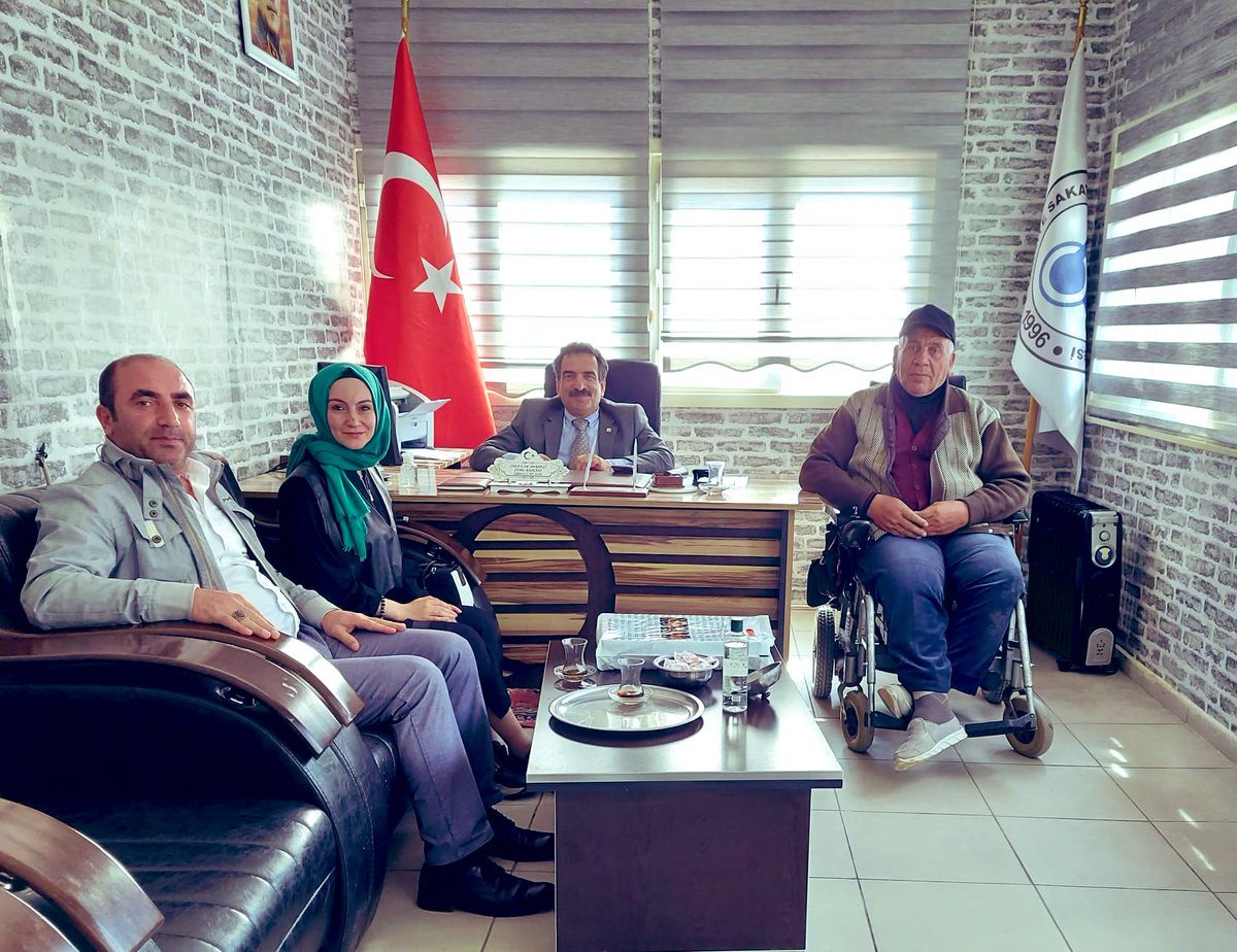 betulkarakus25's tweet photo. Sadullah Başkan ve ekibi bize Engeller hayatın ritmini yakalamaya engel olamadığını gösteren önemli değerlerden. Türkiye Sakatlar Birliği Erzurum Şubesini özel haftamız nedeniyle .@AkPlndkn adına ziyaret ettik. .@efesadullahh https://t.co/TmHKtyCYqO