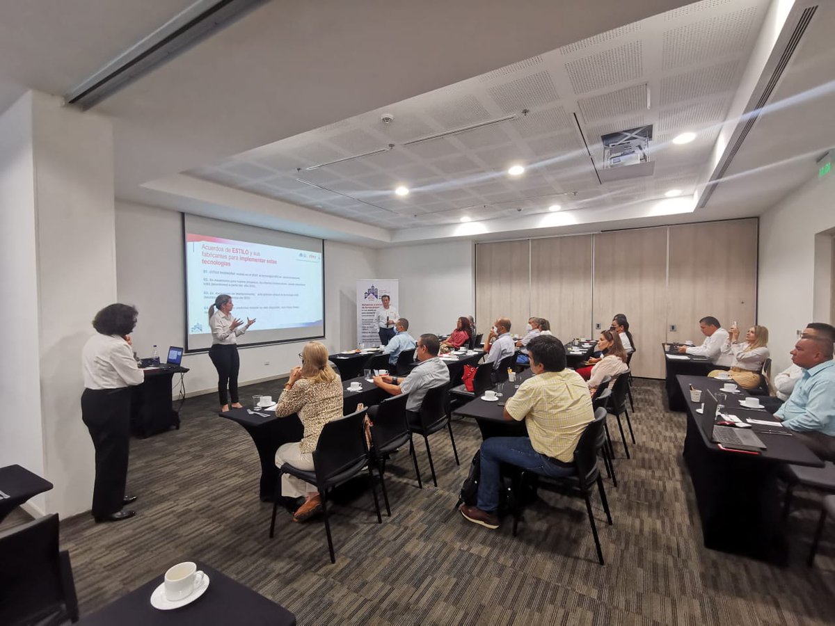 EstiloInge's tweet photo. Un día más de Hablemos con Propiedad en la ciudad de Santa Marta y nos sentimos felices de volver a encontrarnos en este espacio presencial, con todos nuestros clientes y expertos de primer nivel. 
 
#estiloingenieria #ascensores #escaleraselectricas #estilotecnologia https://t.co/zAnwKFzI64