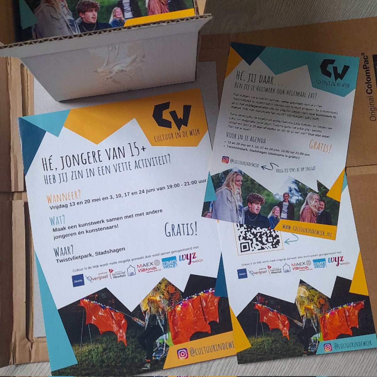 staatmaker_nl's tweet photo. Ondanks wat leveringsproblemen superblij met het drukwerk van @drukwerkdeal voor Cultuur in de Wijk. Vandaag volop aan het flyeren geweest! CW begint vrijdag in het Twistvlietpark in Stadshagen, Zwolle, vanaf 19:00 uur. #cultuurindewijk https://t.co/xzdvA13YHN