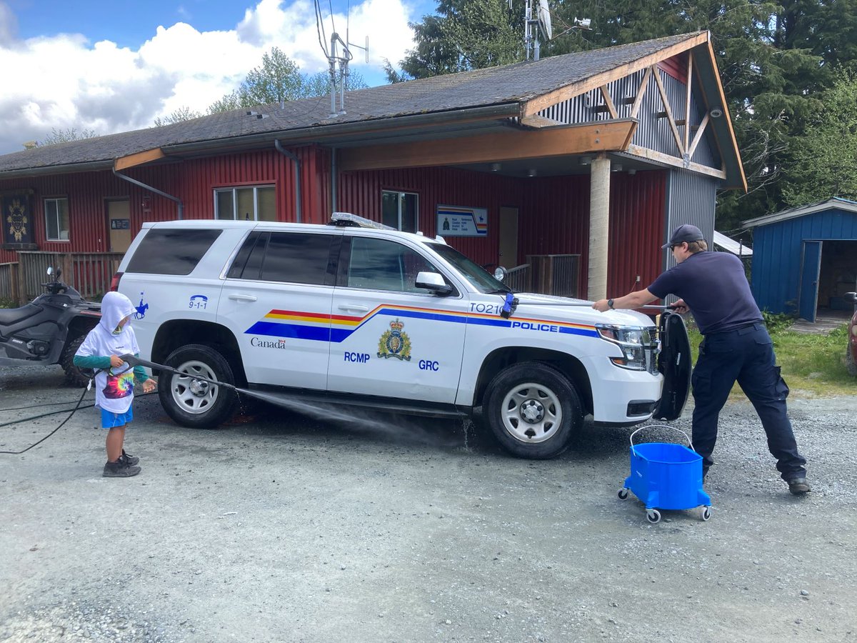VanIslandRCMP's tweet photo. #Ahousaht Community policing: it’s also joining forces with local kids from the community to ensure a proper car wash! https://t.co/QhBe0BQ5m9