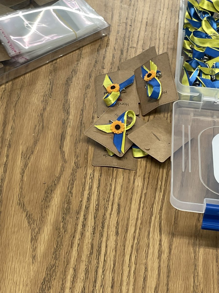 AmyClarkSparkle's tweet photo. Our NEHS is hard at work helping Ukraine refugees! They have a store selling ribbons and bracelets to show support and are doing a penny drive to raise money! Thank you Mr.Stone for helping with the service project! @SpotswoodElem https://t.co/yoayMJdXjk