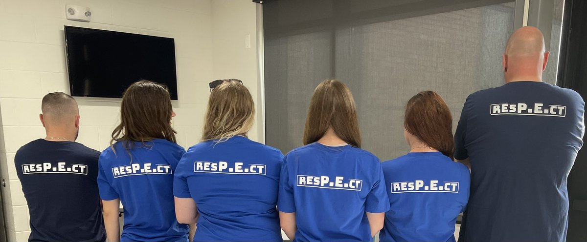 Twin day today with my awesome colleagues! <a href="/D63Gemini/">Gemini School</a> <a href="/TeachPEWirtz/">Pete</a> <a href="/MsSchafer1/">Shannon Schafer</a> @missneidhardt7 <a href="/United_Nick21/">Nick Contorno</a>