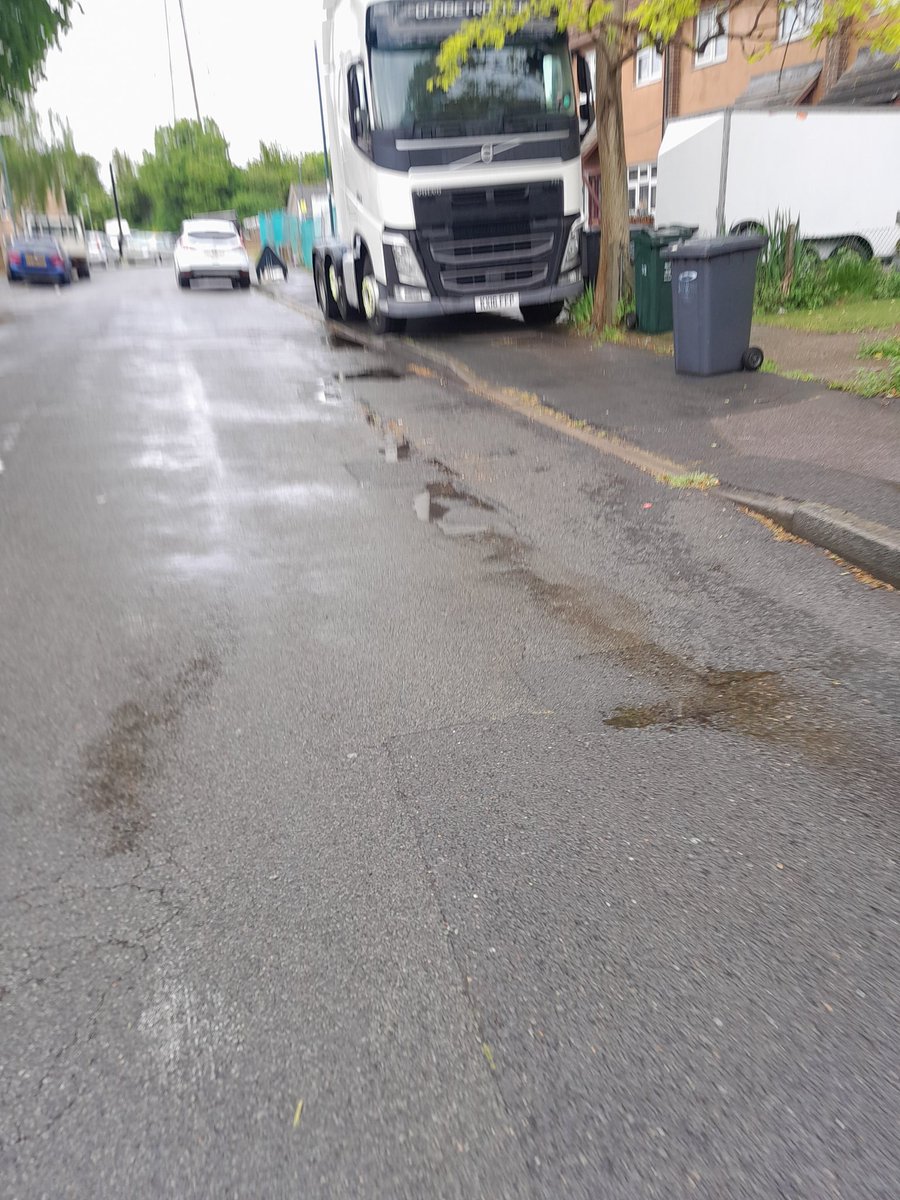 Alsajosora's tweet photo. @YPLAC There is literally parking spaces on the main road.....But they are not right outside his house... https://t.co/HRIHE2zZDI