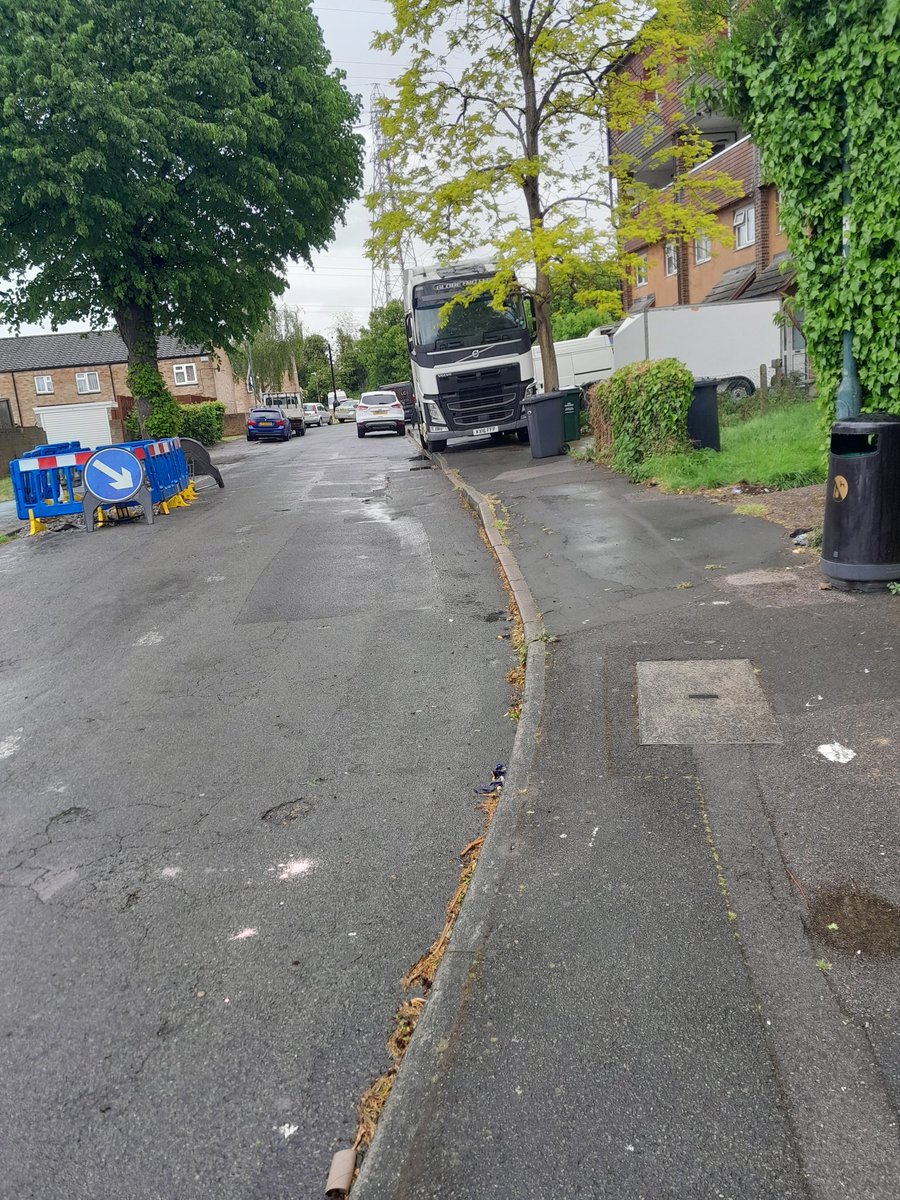 Alsajosora's tweet photo. @YPLAC There is literally parking spaces on the main road.....But they are not right outside his house... https://t.co/HRIHE2zZDI