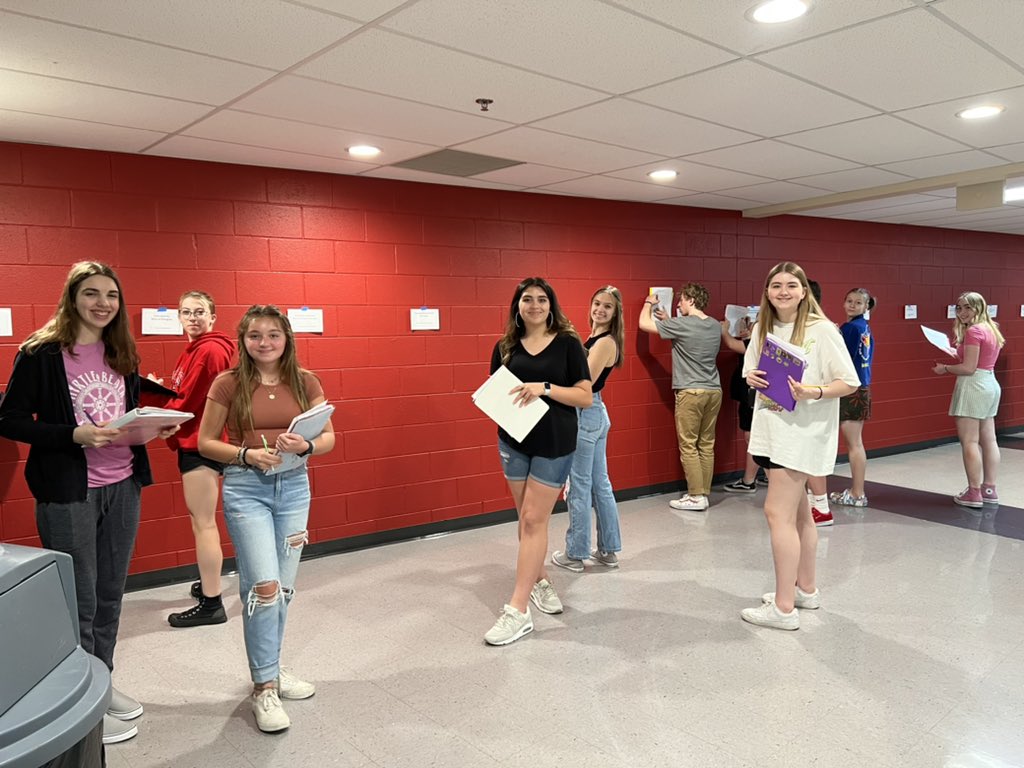 pjohnsonfox's tweet photo. French 3 actively practicing the conditional tense at their own pace. #MHSFrench @MHSIrvine @jprokop03 @MuskegoNorwaySc https://t.co/BbMYMbkxEc