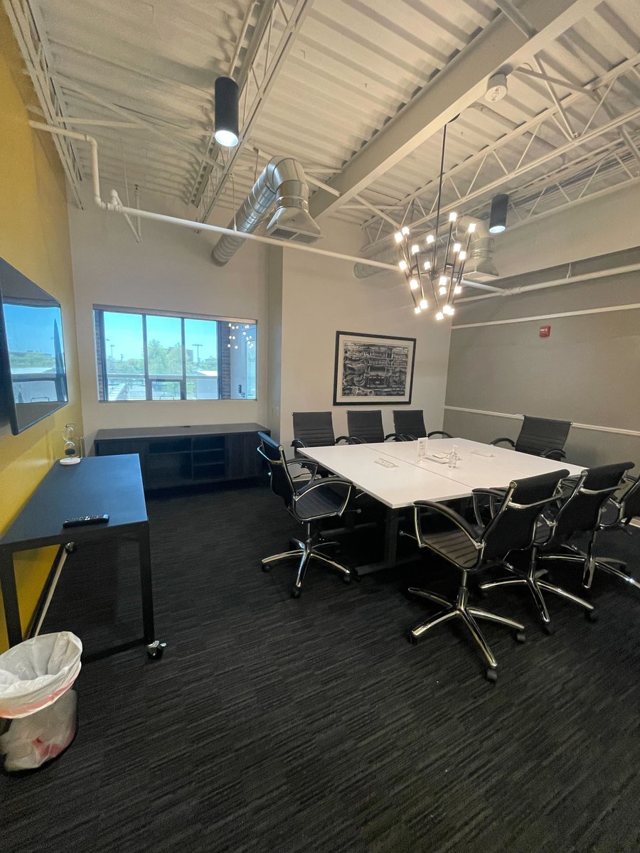 TheLoopCowork's tweet photo. It's the last couple days of the Meeting Room Madness special! Book a meeting at our 1010 N. Fairfax location and your first 2 hours of meeting room use are free. https://t.co/UShLWifR8L