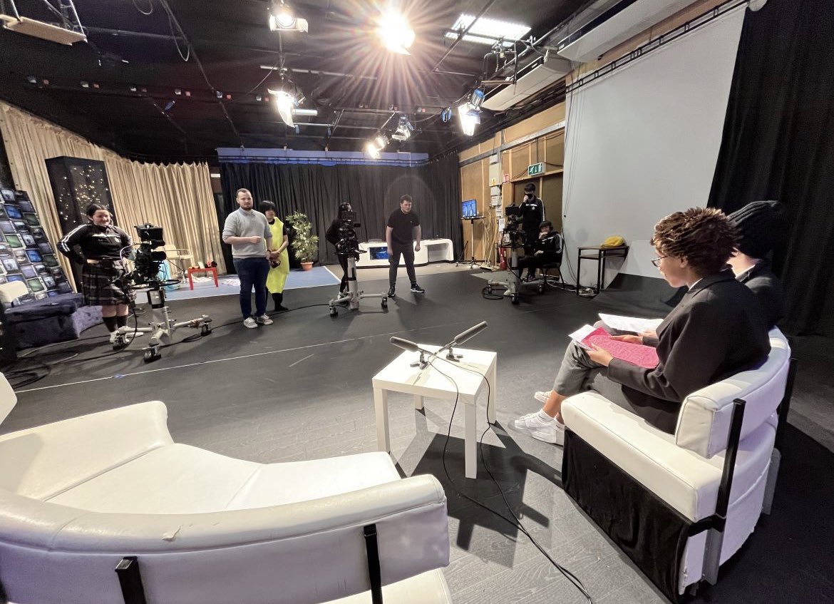 SOCCTYgroup's tweet photo. 🎞 Drama students visited @kairoscomms today to film their sketch.
🍎Well done to all and thank you to Mr Reilly and Mr Mc Quillan https://t.co/s1lXtYjPVQ