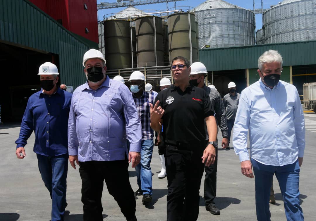 Como parte de la última jornada de su visita oficial a #Venezuela, el Primer Ministro, <a href="/MMarreroCruz/">Manuel Marrero Cruz</a>, intercambió con un grupo de empresarios vinculados a la producción de alimentos, en aras de fortalecer los nexos de cooperación. 

#CubaYVenezuela 🇻🇪🇨🇺