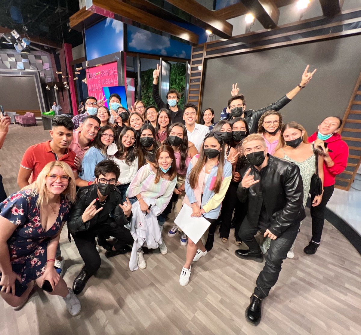 VengaLaAlegria's tweet photo. ¡Muchísimas gracias a los chicos de @MoratBanda por acompañarnos este miércoles en #VLA! 🙌🏻📺🎉🕺🏻🎤 #EnVLAVoy https://t.co/5OedXBx76U