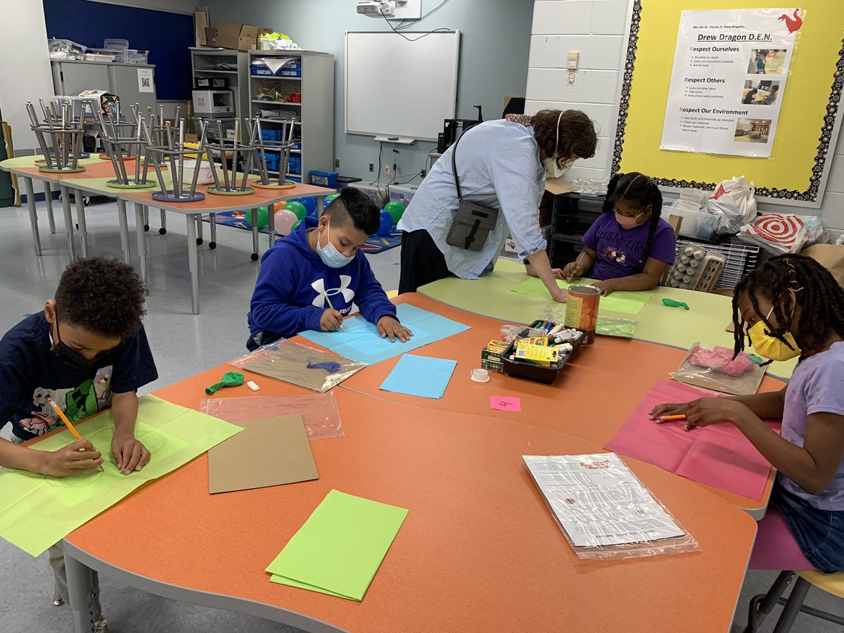 APSChristensen's tweet photo. Thank you @ARosieRiveter and @APSDrwDragonDEN for teaching us all about static electricity! We had fun trying to get our butterfly project’s wings to fly with the static from a balloon! @DrewPTA @APSDrew @APSscience https://t.co/gzYeMJocVN