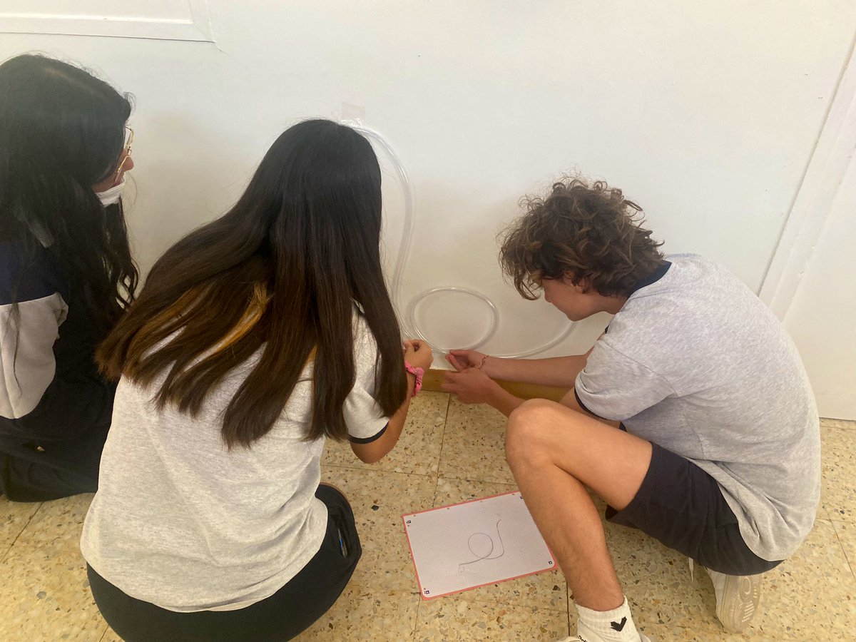 ESONatzEsplu's tweet photo. A #2esontz dissenyem prototips de muntanyes russes i les posem a prova! Energia potencial i cinètica en acció! #Ciencia #física #MetodeCientific https://t.co/nVWEiNDImC