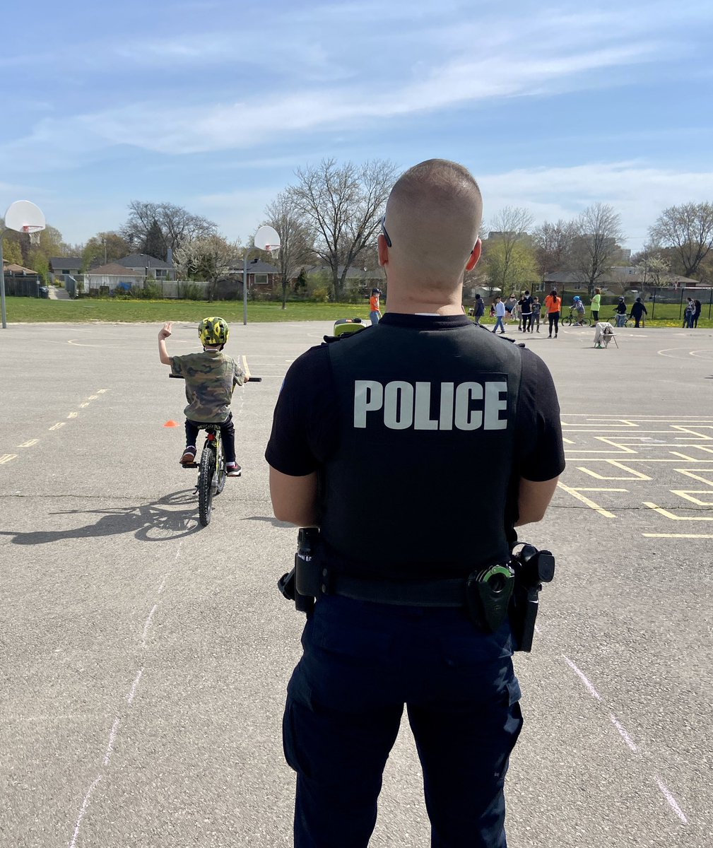 MrsVecchio's tweet photo. Our #SchoolStreets &amp; #BikeRodeo couldn’t have gone any better! Thank you @PeelPolice &amp; @citymississauga for creating a safe, community-friendly space for us to walk and cycle to school and for teaching us the rules of road. @hillsideTwolves @PeelSchools https://t.co/zrCE7xyEBe