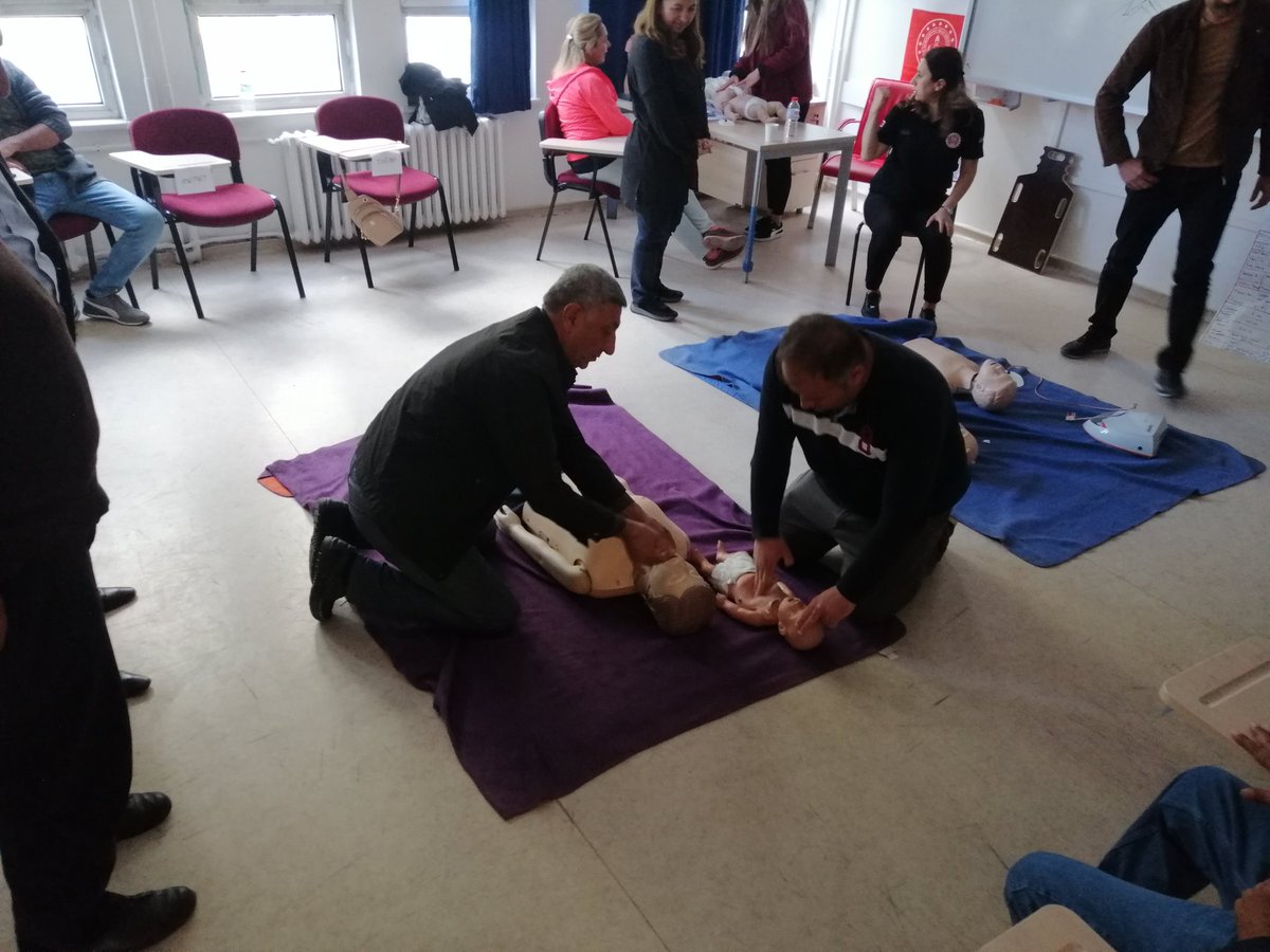 Malatya il Milli Eğitim Müdürlüğü ilkyardım Egitim merkezi Temel Eğitimde 10.000 okul Proje kapsamında ilkyardım eğitimlerine devam ediyor. Çocuklarımız daha güvende. #görevimizilkyardım
<a href="/OzilLevent/">Dr. Levent Özil🇹🇷🇹🇷🇹🇷</a> <a href="/ozkan_meb/">Özkan AVCI</a> <a href="/meb_dhgm/">Destek Hizmetleri Genel Müdürlüğü</a> <a href="/cemalunal_/">C.ÜNAL</a> <a href="/MalatyaMem/">MALATYA İL MİLLİ EĞİTİM MÜDÜRLÜĞÜ</a> <a href="/behcet_bakir/">behçet bakır 🇹🇷</a>