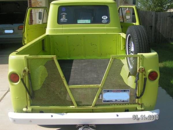 vl_gaffney's tweet photo. Hey, internet, I’m looking for a truck. Not just any truck, a bright yellow-green Ford Econoline family heirloom sold 10 or so years ago in the #AustinTX area. If you have it, I’d like to buy it back. Boost this if you can, please. #VisualizeWhirledPeas https://t.co/DrIkb1w8s5