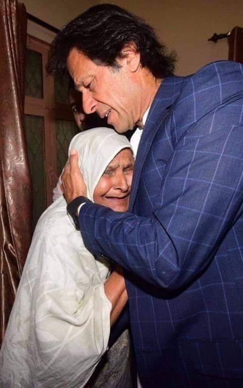 AP_018's tweet photo. پاکستان کی تاریخ اٹھا کر دیکھ لیں غریب لوگوں کو مرشد عمران خان جتنی عزت دینے والا حکمران آپ کو نہیں ملے گا ❤✌🔥
#امپورٹڈ__حکومت__نامنظور
#MarchAgainstImportedGovt https://t.co/fDsj7VOjVP