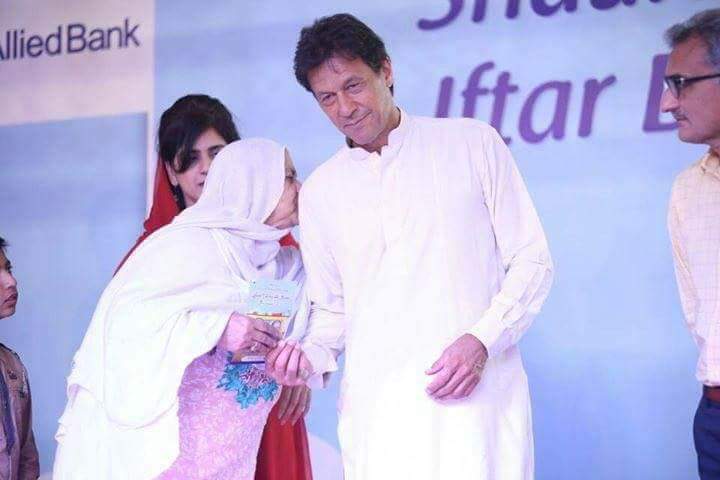 AP_018's tweet photo. پاکستان کی تاریخ اٹھا کر دیکھ لیں غریب لوگوں کو مرشد عمران خان جتنی عزت دینے والا حکمران آپ کو نہیں ملے گا ❤✌🔥
#امپورٹڈ__حکومت__نامنظور
#MarchAgainstImportedGovt https://t.co/fDsj7VOjVP