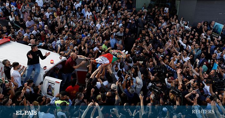 elpais_foto's tweet photo. Fotos: El entierro y el duelo por la periodista de Al Jazeera Shireen Abu Akleh https://t.co/GtrWFf3Q16 La reportera palestina-estadounidense ha muerto por disparos del Ejército israelí en Yenín. @elpais_inter https://t.co/TQBwFUjZQL