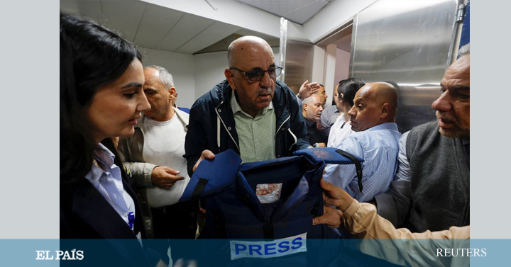 elpais_foto's tweet photo. Fotos: El entierro y el duelo por la periodista de Al Jazeera Shireen Abu Akleh https://t.co/GtrWFf3Q16 La reportera palestina-estadounidense ha muerto por disparos del Ejército israelí en Yenín. @elpais_inter https://t.co/TQBwFUjZQL