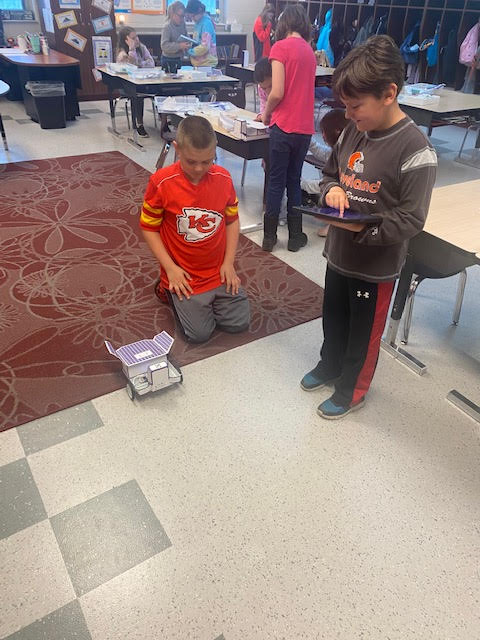 GenoaSchools's tweet photo. When done correctly, they are able to drive the rover around the classroom! #FutureReadyClassrooms https://t.co/idEIpZXO5o