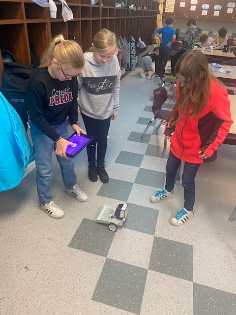 GenoaSchools's tweet photo. When done correctly, they are able to drive the rover around the classroom! #FutureReadyClassrooms https://t.co/idEIpZXO5o