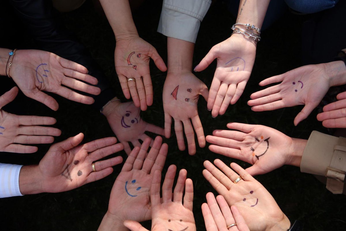 iloankara's tweet photo. As ILO Office for Turkey we all raise our hands to say NO to child labour! Join us, raise your hands! 

ILO Türkiye Ofisi olarak çocuk işçiliğine karşı ellerimizi kaldırıyoruz! Siz de bize katılın! @mert__firat @nevsinmengu @itirerhart https://t.co/qO1Vu5VJtg