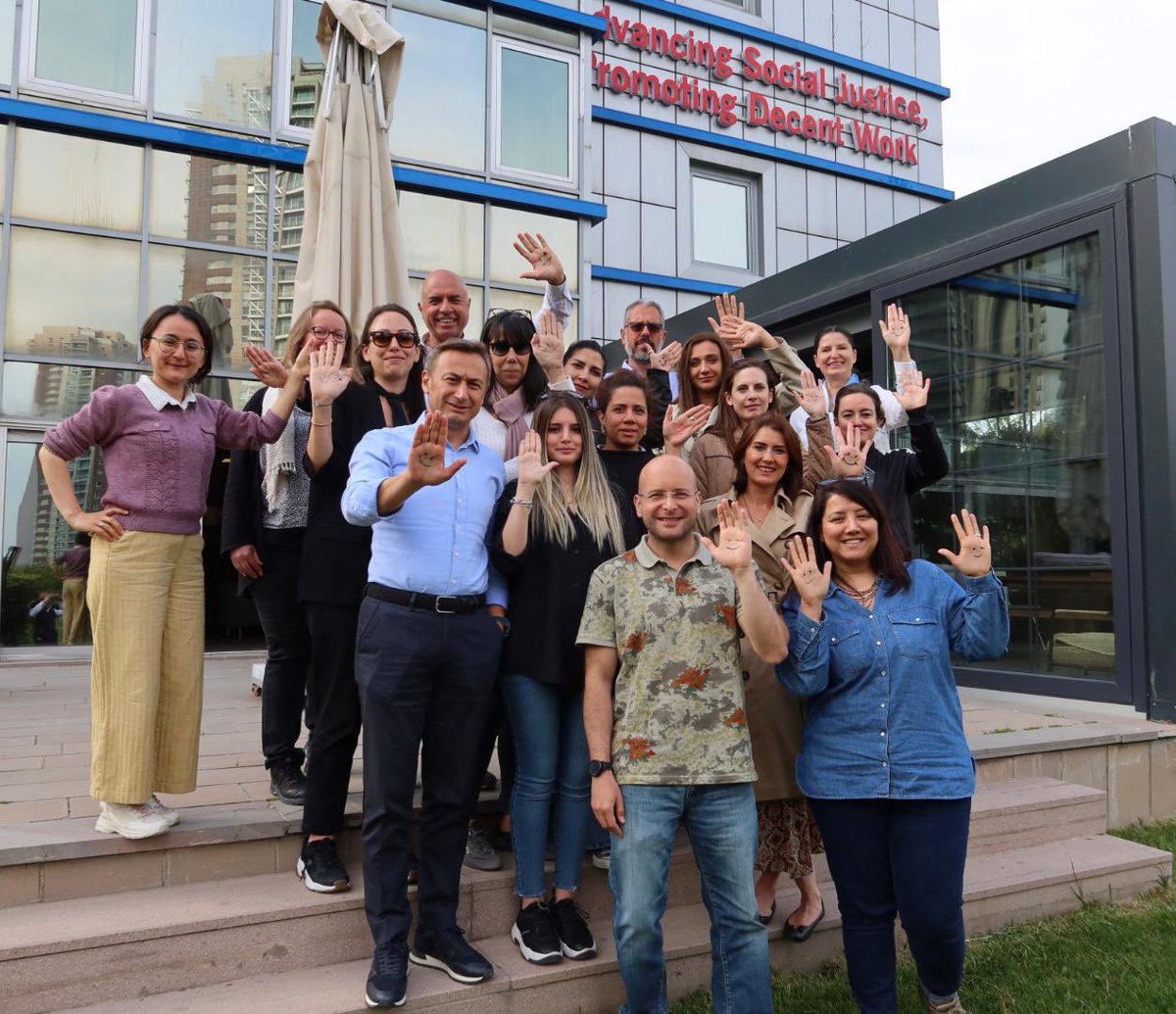 iloankara's tweet photo. As ILO Office for Turkey we all raise our hands to say NO to child labour! Join us, raise your hands! 

ILO Türkiye Ofisi olarak çocuk işçiliğine karşı ellerimizi kaldırıyoruz! Siz de bize katılın! @mert__firat @nevsinmengu @itirerhart https://t.co/qO1Vu5VJtg