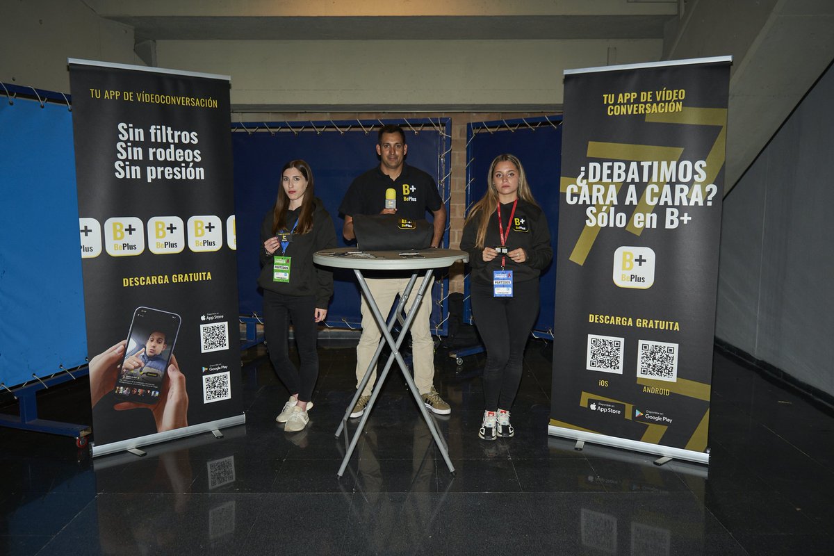 BePlusApp's tweet photo. Desde #BePlusApp continuamos con nuestra apuesta por los eventos deportivos. Anoche, nuestro #EnviadoEspecial @MatiasLSartori estuvo con nuestro equipo en el partido del @CasademontZGZ 

¿Te animas a videoconversar con nosotros? 

¡Vente! #DamosLaCara 

📸 @vidal_fotografo https://t.co/p3T6LMnALw