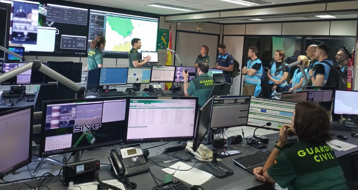 guardiacivil's tweet photo. Los cadetes del 5º curso de Frontex #EUStandingCorps completan su formación en control de fronteras con las unidades de Guardia Civil de #Algeciras
Pronto desplegarán en operaciones de la Guardia Europea de Fronteras y Costas
🇪🇺
Muchas suerte
Somos #PoliciadeFronteras https://t.co/ELpC1vxiIB