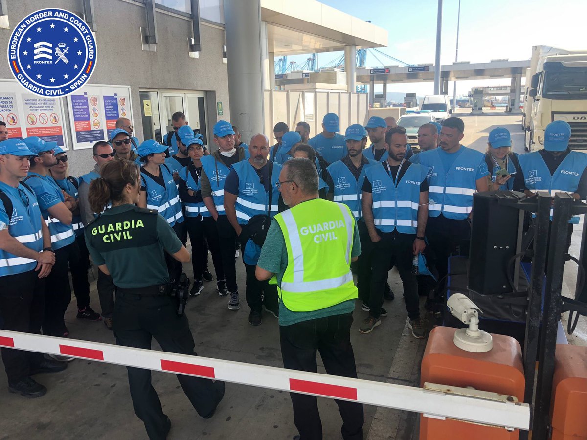 guardiacivil's tweet photo. Los cadetes del 5º curso de Frontex #EUStandingCorps completan su formación en control de fronteras con las unidades de Guardia Civil de #Algeciras
Pronto desplegarán en operaciones de la Guardia Europea de Fronteras y Costas
🇪🇺
Muchas suerte
Somos #PoliciadeFronteras https://t.co/ELpC1vxiIB
