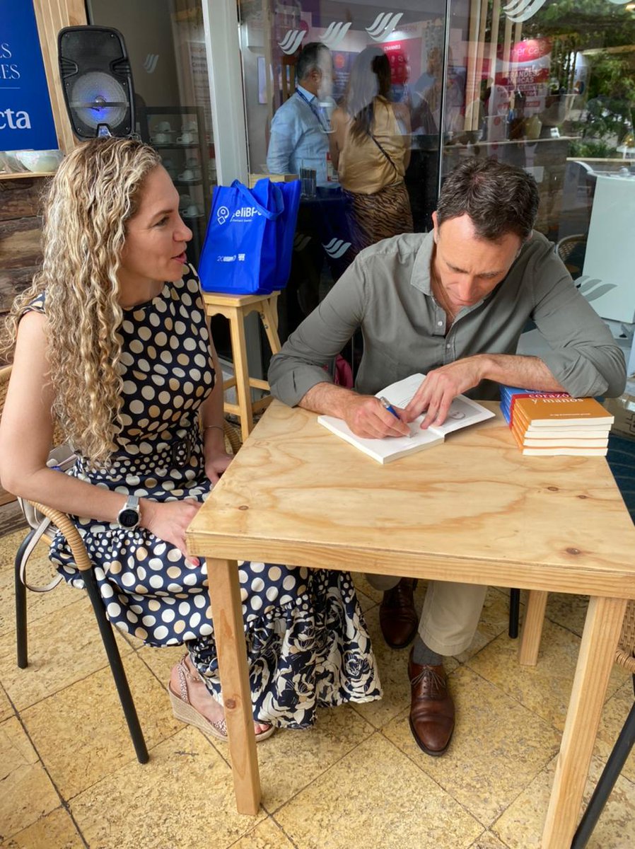 KonectaColombia's tweet photo. Recibimos a @agalorda autor del libro Cabeza, corazón y manos, quien estuvo en la Playeta Konecta firmando libros y compartiendo junto a nuestro #TalentoK 🤩@BPrO_org #CXSummit2022 https://t.co/Ksh08hta8f