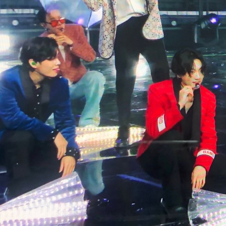 myu_kookv's tweet photo. OH MY GOD TAEHYUNG???? https://t.co/a0AhXIygGL