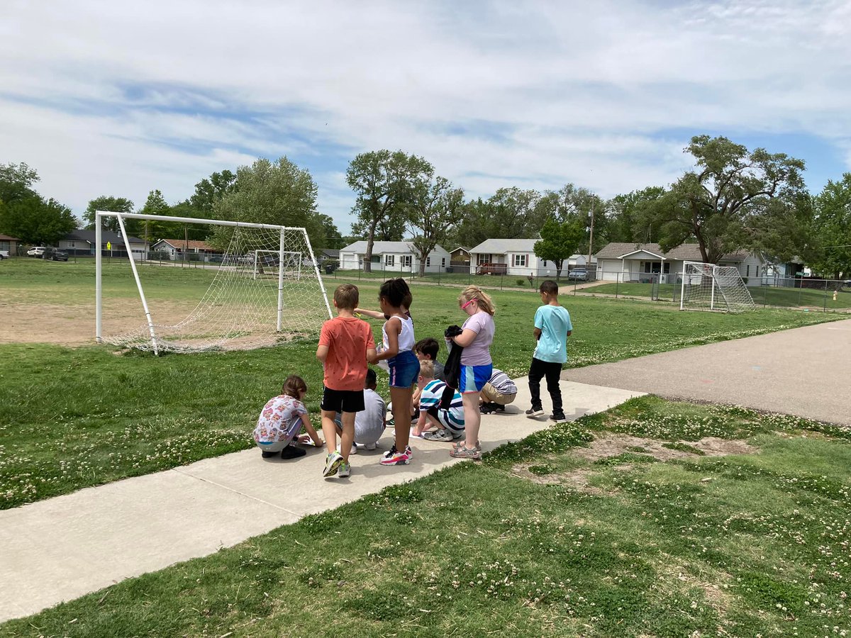 USD305's tweet photo. Fun learning! RT @usd305libraries: From Sunset Library:K-1 students are reading books about spring this week and then looking for signs of spring on a scavenger hunt! #why305 #305Libraries https://t.co/3oSEfdR0WK