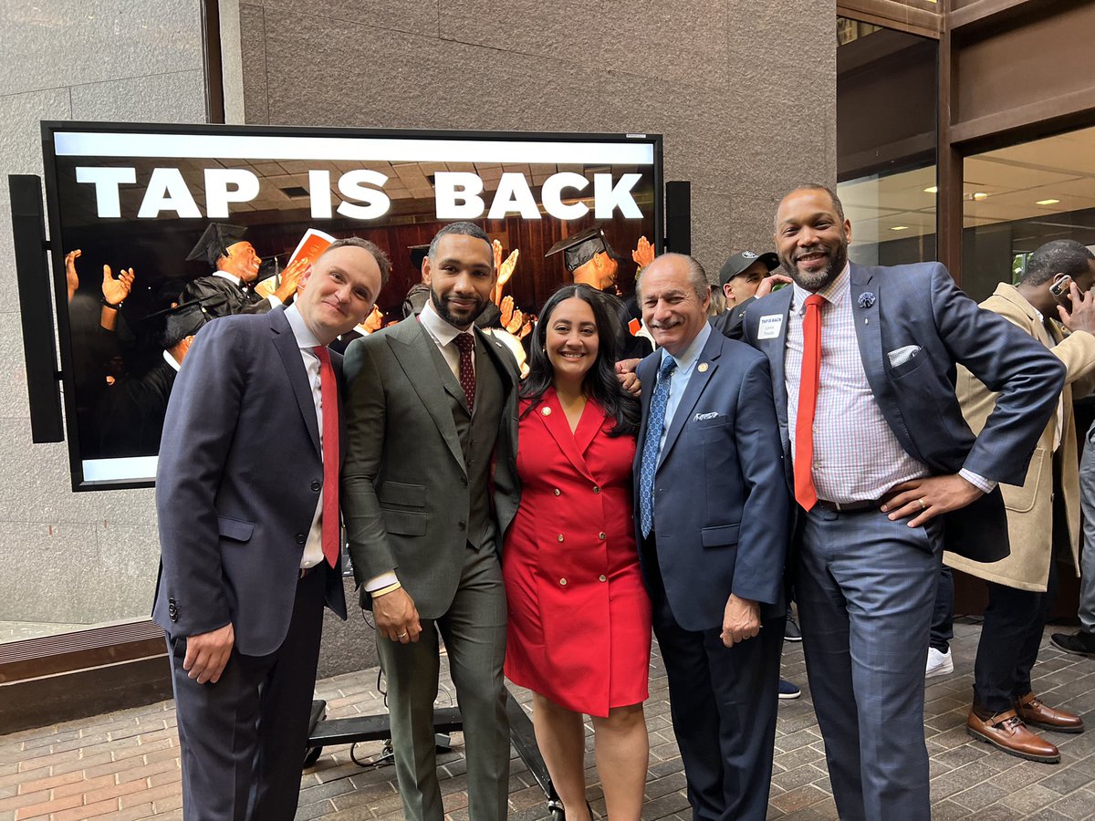 CMAmandaFarias's tweet photo. I had the privilege of sharing space w the many people who put in the work to see #TAPNY come back! Its an honor to have played a small role in this.

Shout out @BPIBard for the idea, follow through &amp; commitment to those incarcerated. Your work is about opportunity, so thank you. https://t.co/W4nHsC5rQz