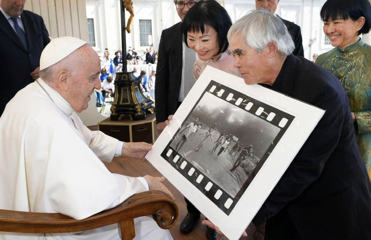 kennerly's tweet photo. I believe that Nick Ut really is Zelig! Today he and Kim Phuc met @Pontifex at the Vatican. Nick and Kim changed the world in that moment of terror 50 yrs ago in Vietnam. Her ordeal. His photo. History was made. The power of photography. @PulitzerPrizes @BeschlossDC @jmeacham https://t.co/A2HhTjApB5
