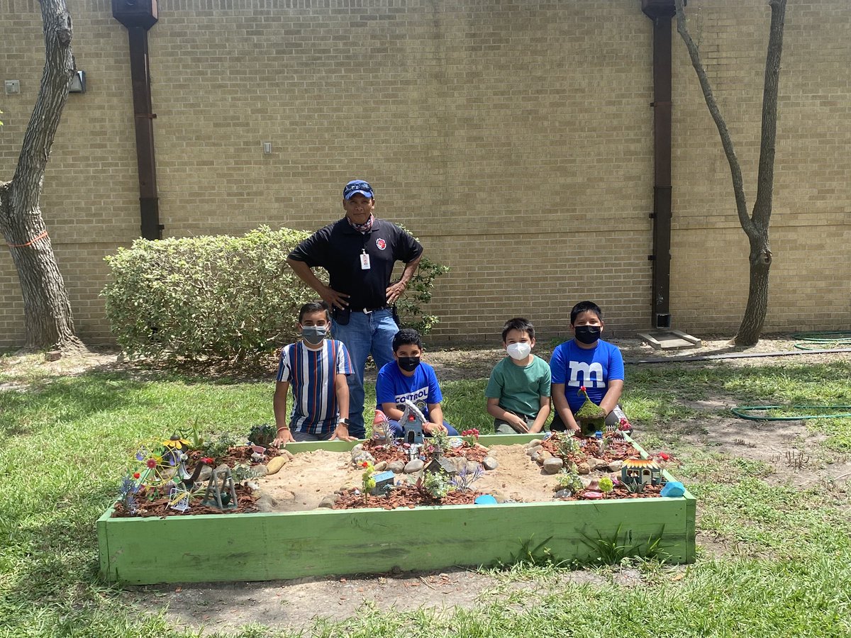 VeroRodz7's tweet photo. Student Council Officers helping in the beautification of their school. #austinib #pyp #austinibpyp #stuco #hcisdproud #gardeningwithboys https://t.co/JS1Rk9Nhyb