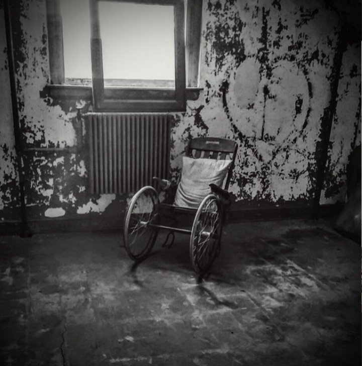 Fafilove99's tweet photo. 🖤 A Child's Ward At An Old New England Institute. 1892
🖤
#abandonedasylum #urbex_kings #kingsabandoned #urbex_supreme #abandoned_junkies #fadedbeautyindecay #rurex #beautyindecay #deadplaces #AsylumSeekers #urbexplaces #explorer https://t.co/DX8rSQ879m