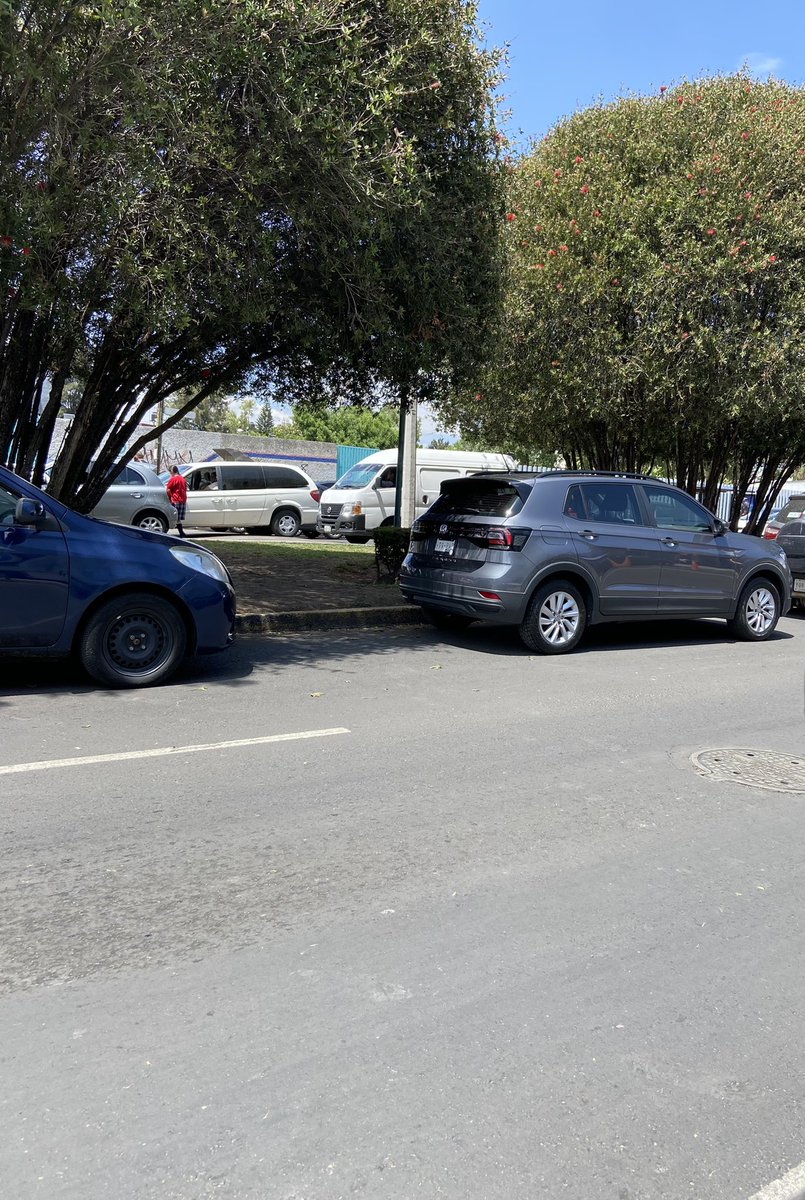 or_mark_1's tweet photo. Se solicita grúa o personal de @transito_CDMX para retirar autos estacionados en Calzada de las Bombas No797, Coy. dejando 1 solo carril!!! @OVIALCDMX @UCS_GCDMX https://t.co/bpPAb7ZsFr
