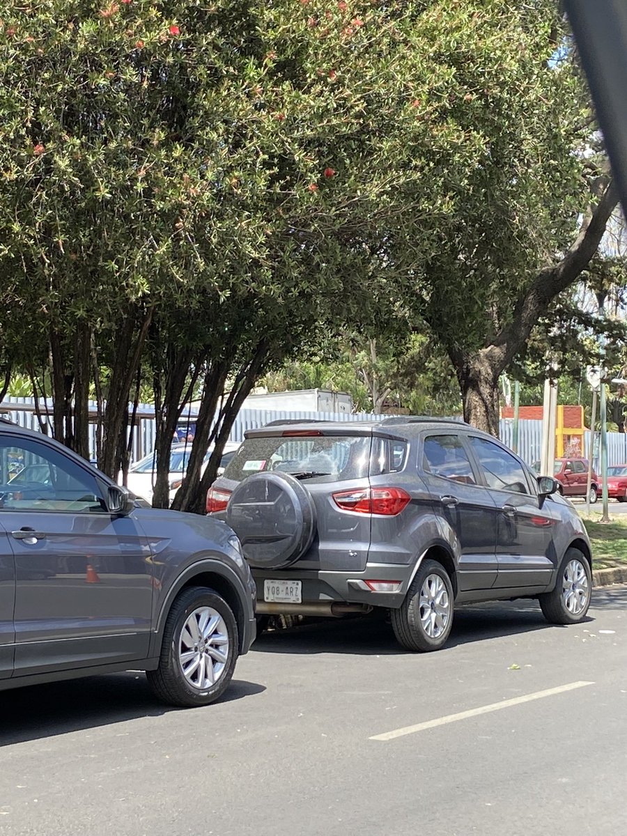 or_mark_1's tweet photo. Se solicita grúa o personal de @transito_CDMX para retirar autos estacionados en Calzada de las Bombas No797, Coy. dejando 1 solo carril!!! @OVIALCDMX @UCS_GCDMX https://t.co/bpPAb7ZsFr