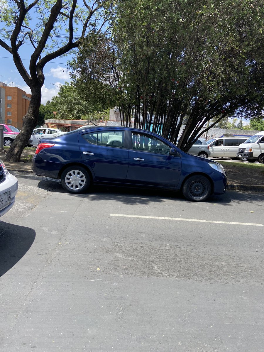 or_mark_1's tweet photo. Se solicita grúa o personal de @transito_CDMX para retirar autos estacionados en Calzada de las Bombas No797, Coy. dejando 1 solo carril!!! @OVIALCDMX @UCS_GCDMX https://t.co/bpPAb7ZsFr