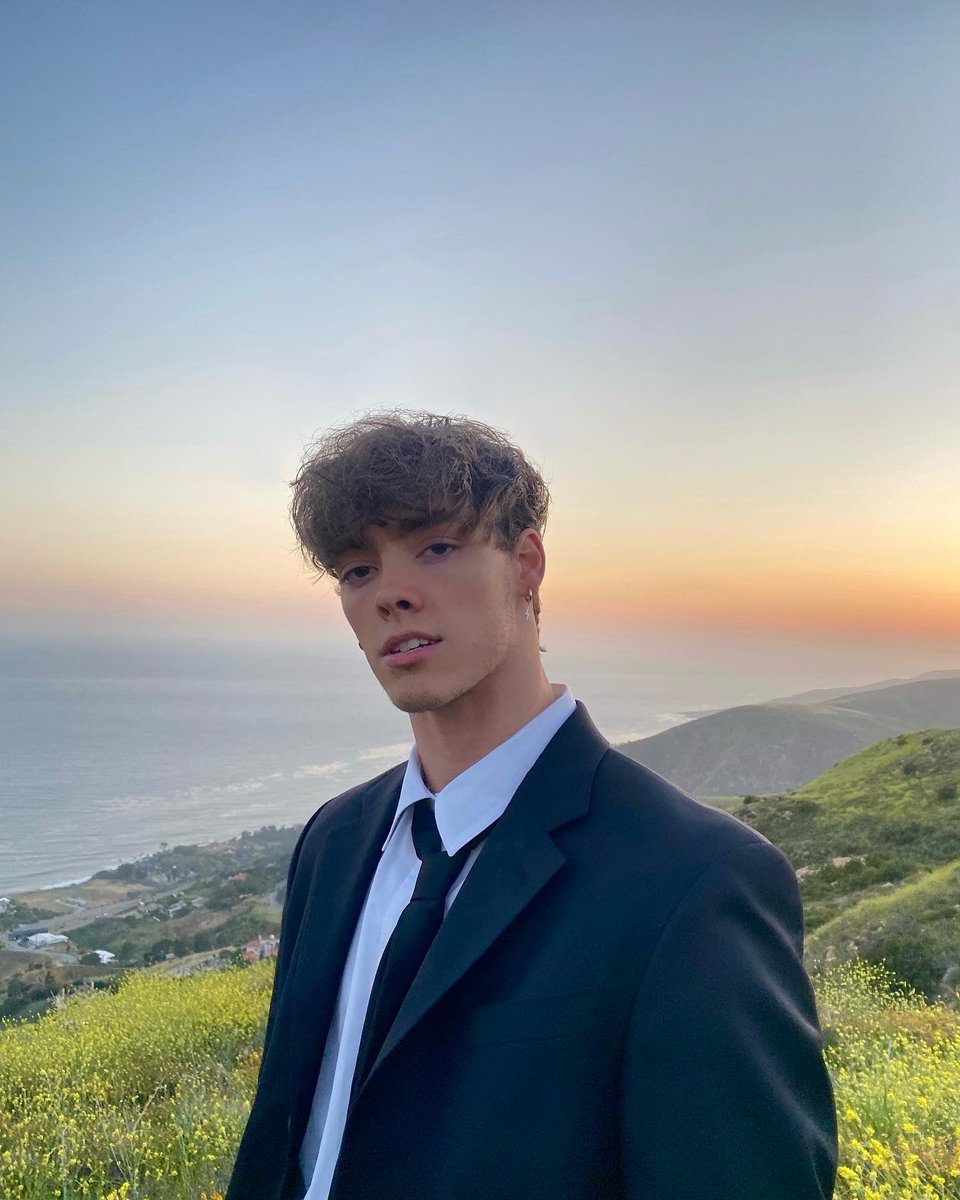 ImZachHerron's tweet photo. can’t keep controllin’ it. 2 DAYS till #justfriends baby 🖤🥹😭💕 https://t.co/bWwrA7HzRh