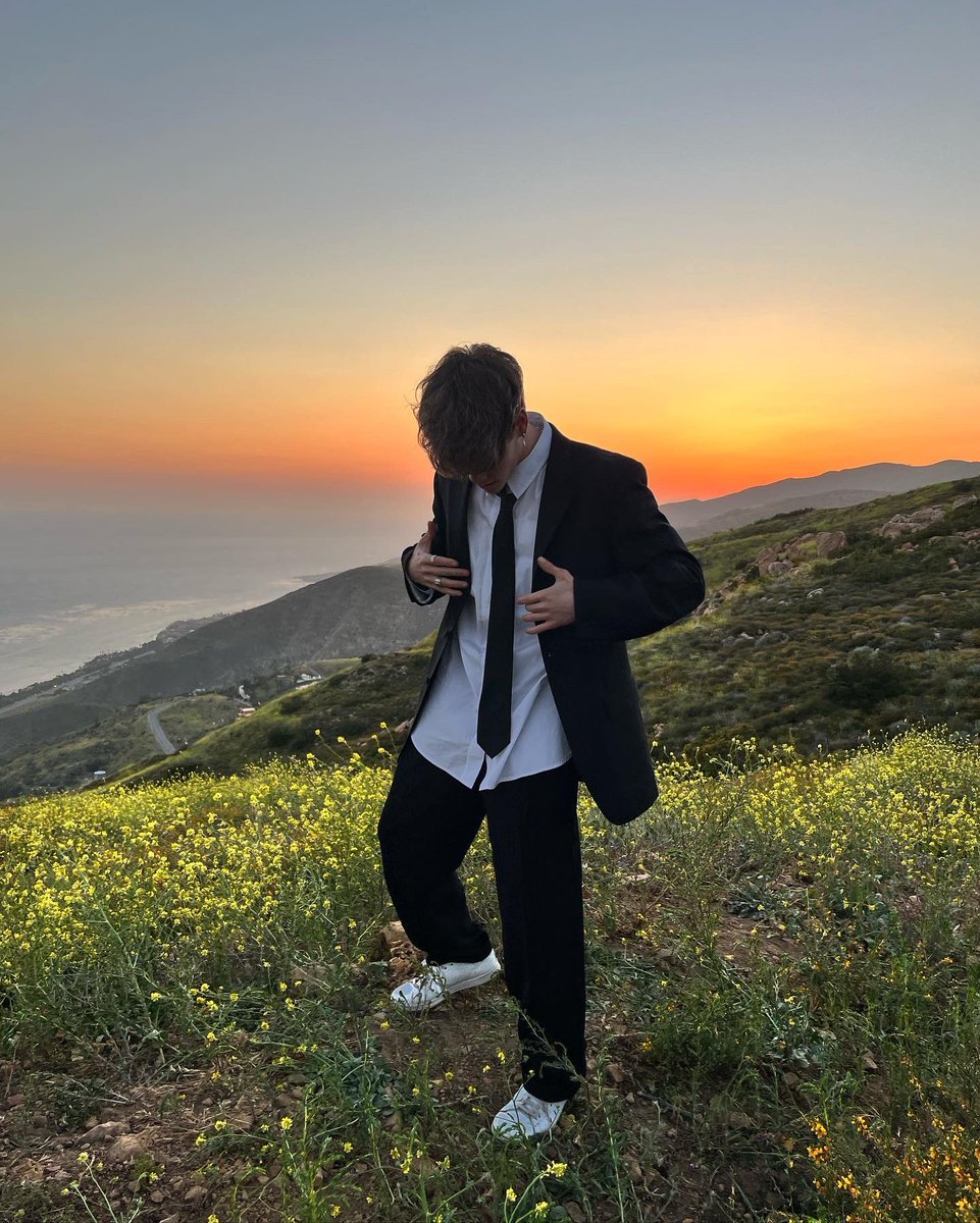 ImZachHerron's tweet photo. can’t keep controllin’ it. 2 DAYS till #justfriends baby 🖤🥹😭💕 https://t.co/bWwrA7HzRh