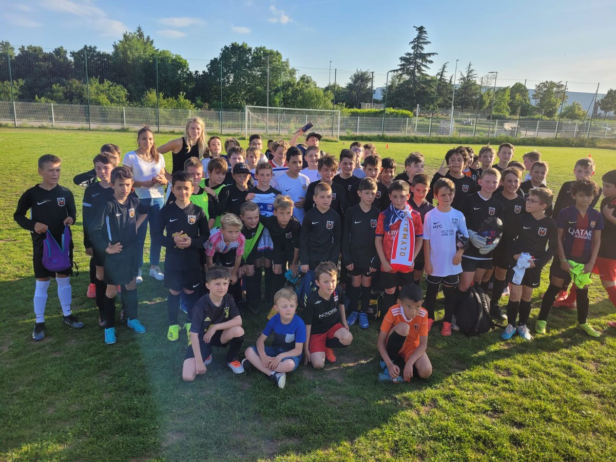 NGobelin's tweet photo. @delphsix @AdaStolsmo @muroisefc @OL On peut avoir un talent énorme tant en étant généreuses, gentilles et disponibles. Merci pour les enfants ! https://t.co/KLaJisR7mv