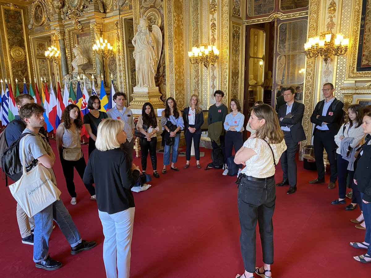 catherine_dumas's tweet photo. Heureuse d’avoir reçu ce matin une délégation d’étudiants de #ScPoParis, pour échanger avec eux sur l’exercice parlementaire et la construction de la loi. #Parlement #Democratie https://t.co/VN6cpGjn5o