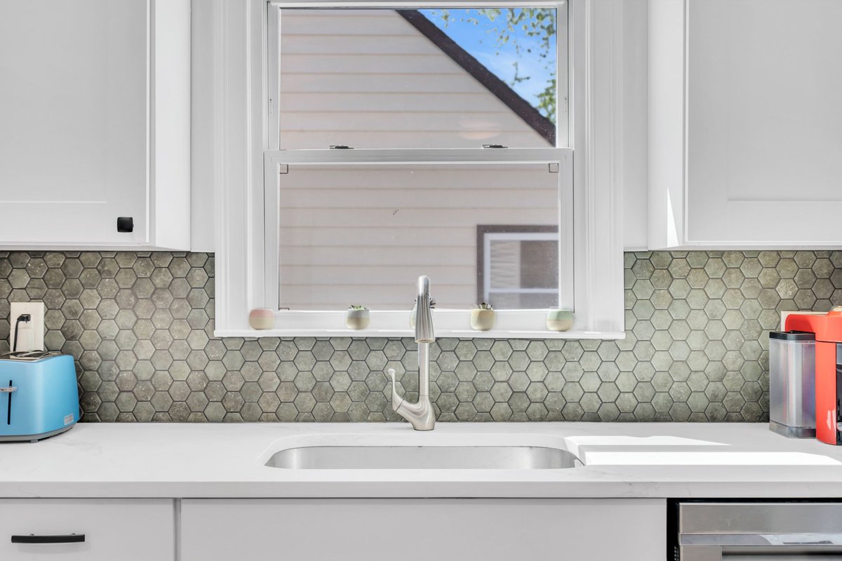 AskTammie's tweet photo. Check out this lovely eat-in kitchen in my new Cranford listing. It is bright, clean and spacious! Check link in bio for more info on this newly listed property! #justlisted #houseforsale #eatinkitchen #kitchendesign #homesweethome #209central #cranfordnj #asktammie https://t.co/ZvggWotRC8